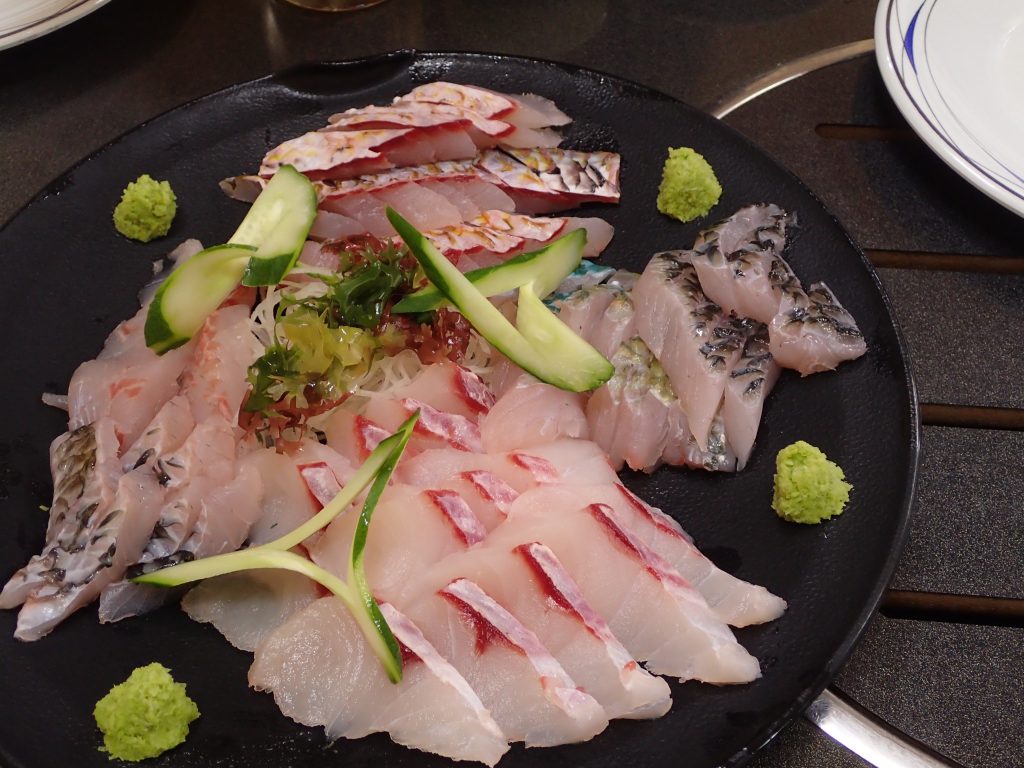 自分たちの手で捕った魚のお刺身　（オジサン、キヘリモンガラ、テングハギ、アオブダイ）