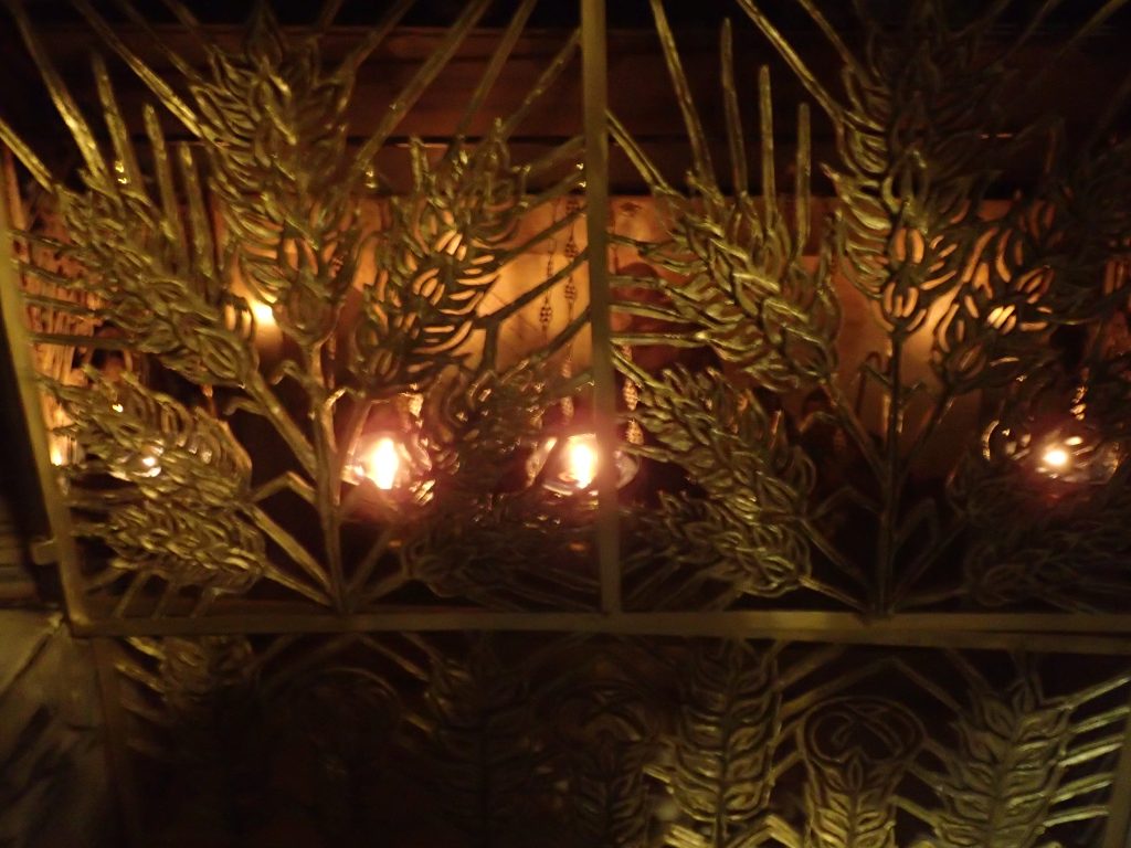 イエスキリストが誕生した洞窟（生誕教会）　感極まって涙を流すキリスト教徒が何人もいた