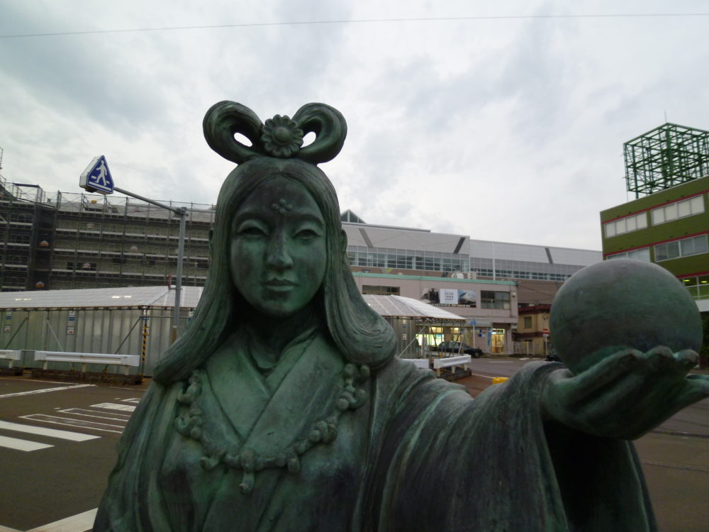 新潟県糸魚川市のヌナカワヒメの像