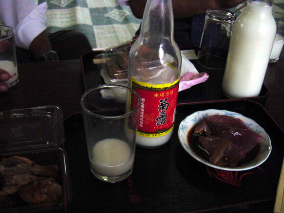 ミルク酒、マグロの刺身、から揚げ