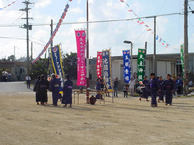 クイチャー　神事を司るツカサンマたちの踊り