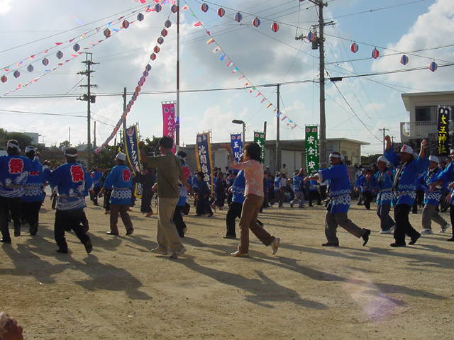 ツカサンマを囲んで躍動感あふれる男踊り