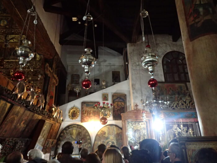 ベツレヘムの聖誕教会で並んでいるところ