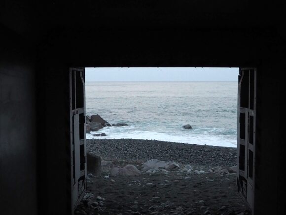 海へと続くトンネル