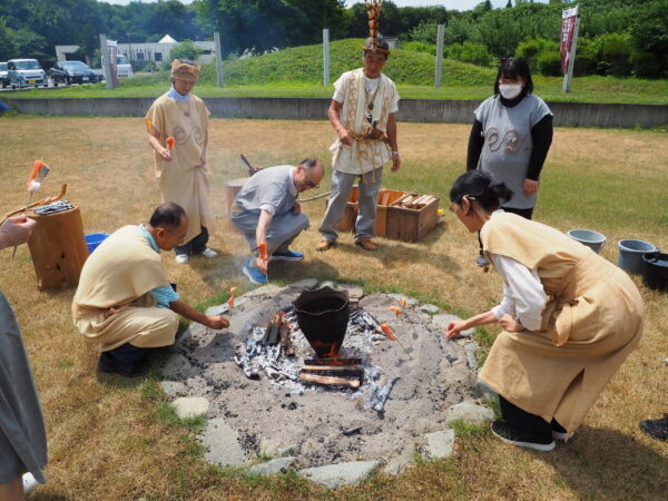 縄文土器で山菜を煮る