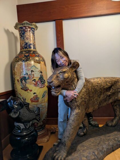 玄関のトラの置物にハグ