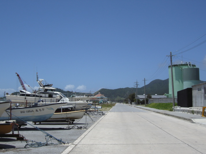 前泊港 左手に見える赤い屋根がターミナル